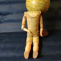 dukkekrop i tekstil med arme og ben gammelt legetøj